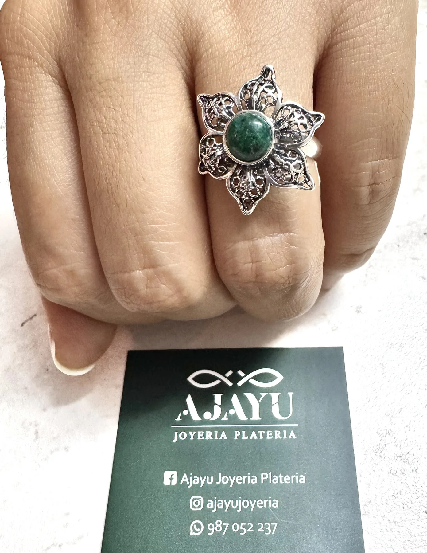 Anillo con motivo floral y centro verde
